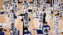 Peserta menampilkan tulisan Jepang mereka selama kontes kaligrafi Tahun Baru tahunan di Tokyo (5/1/2022). Lebih dari 3.000 kaligrafer, yang telah memenuhi syarat dalam kompetisi tingkat nasional di seluruh Jepang, ikut serta dalam kontes tahunan untuk merayakan tahun baru. (AFP/Behrouz Mehri)
