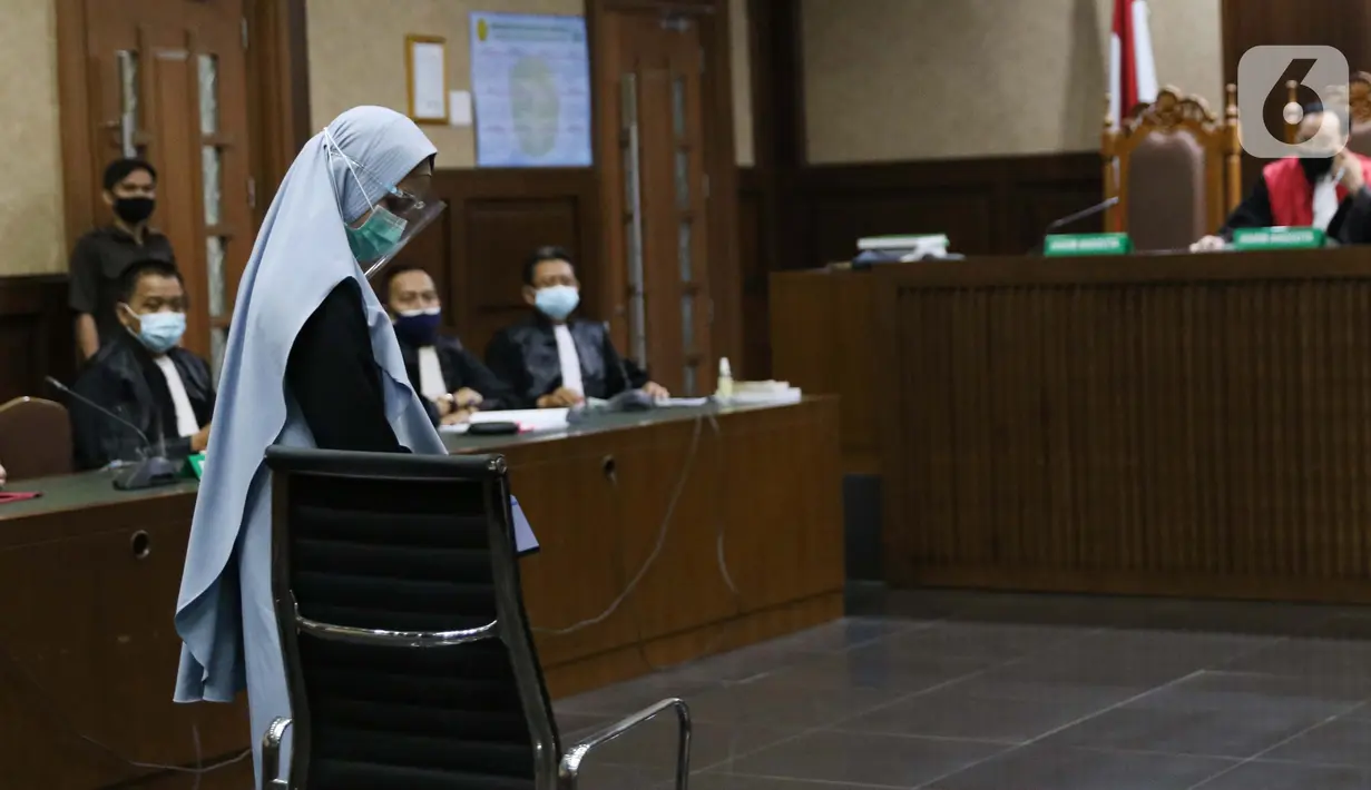 Tersangka dugaan korupsi dan tindak pidana pencucian uang terkait kepengurusan fatwa untuk Djoko Tjandra di Mahkamah Agung, Pinangki Sirna Malasari bersiap menjalani sidang di Pengadilan Tipikor Jakarta, Rabu (30/9/2020). Sidang beragenda pembacaan eksepsi. (Liputan6.com/Helmi Fithriansyah)