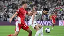 Pemain Timnas Indonesia, Mauro Zijlstra (kiri) berebut bola dengan pemain Iraq, Zaid Tahseen dalam laga putaran keempat Kualifikasi Piala Dunia 2026 yang berlangsung di Stadion King Abdullah Sports City, Jeddah, Arab Saudi, Sabtu (11/10/2025) waktu setempat. (AP Photo/Ali Issa)