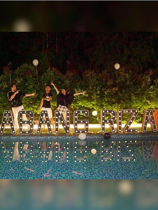 6 Potret Perayaan Ultah Riza Syah, Verrell Bramasta dan Febby Rastanty Beri Kejutan