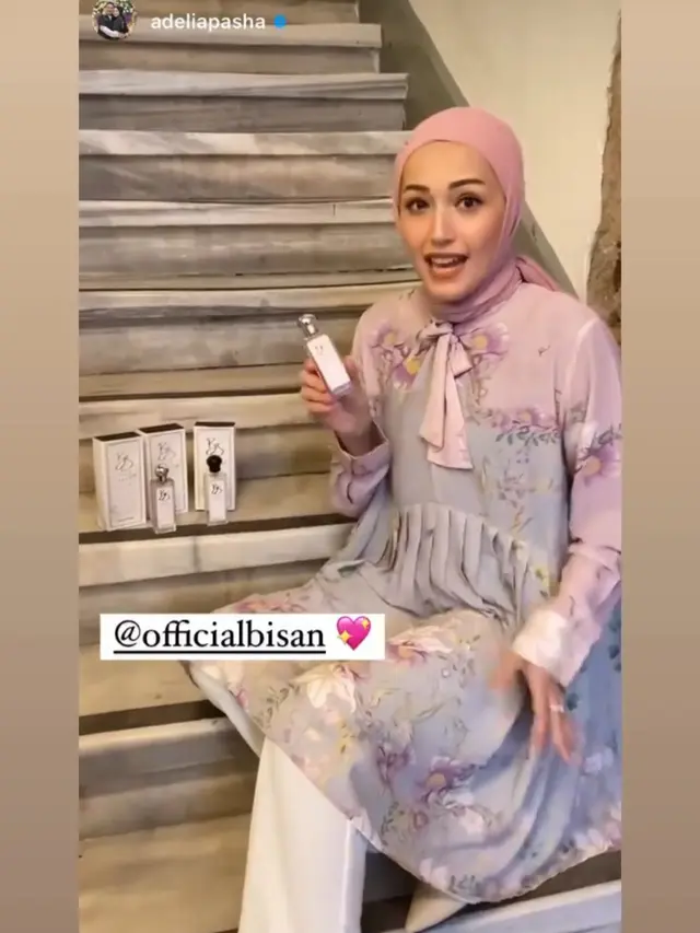 Adelia Pasha, istri Pasha Ungu, menggunakan parfum Bisan