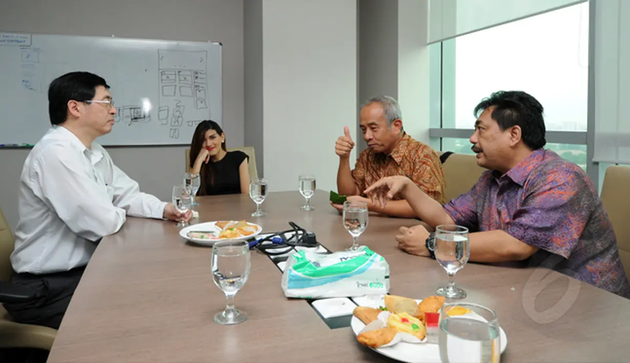 Mantan Direktur Informasi Pers TETO, Tommy Lee (kedua dari kanan) mengacungkan jempol saat mencicipi penganan khas Indonesia di ruang rapat redaksi Liputan6.com di kawasan Senayan, Jakarta, Selasa (27/1/2015). (Liputan6.com/Helmi Fithriansyah)