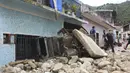Puing-puing dari dalam rumah berserakan di jalan setelah banjir dan tanah longsor yang dipicu hujan lebat di Tovar, negara bagian Merida, Venezuela, Kamis (26/8/2021). Gubernur Merida, Ramon Guevara, mengatakan lebih dari 1.200 rumah hancur dan 17 orang masih dalam pencarian. (AP Photo/Luis Bustos)