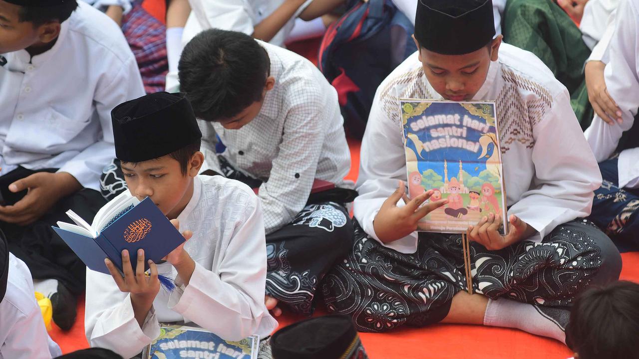 FOTO: Meriah! Siswa Merayakan Hari Santri dengan Doa dan Pawai Kebersamaan