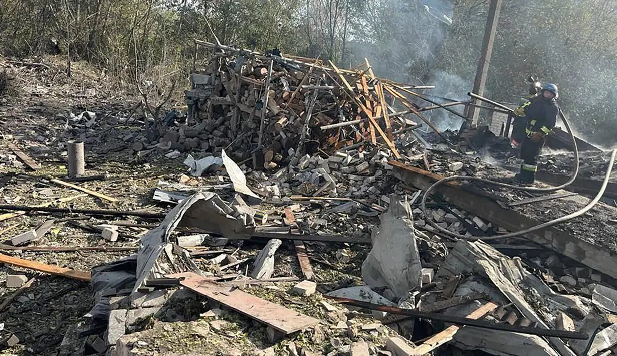 "Serangan ini juga tampaknya menjadi salah satu korban tewas warga sipil terbesar dalam setiap serangan yang dilakukan Rusia," tambah seorang pejabat regional kepada lembaga penyiaran publik Suspilne. (Ukrainian Presidential Press Office via AP)