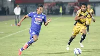 Hendro Siswanto berduel dengan Zulchrizal Abdul Gamal di Stadion I Wayan, Dipta, Sabtu (17/10/2015). (Bola.com/Erwin Fitriansyah)