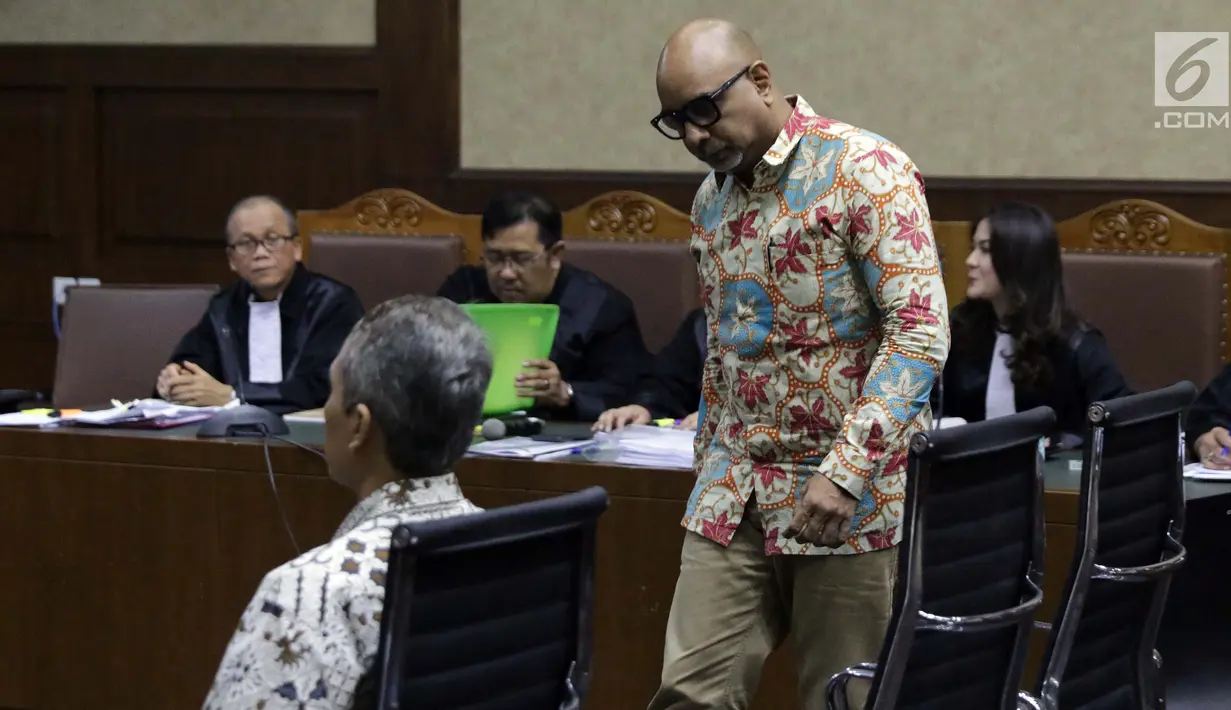 Terdakwa dugaan suap di Krakatau Steel, Kurnia Alexander Muskitta (berdiri) dan Wisnu Kuncoro saat menjalani sidang lanjutan di Pengadilan Tipikor, Jakarta, Rabu (28/8/2019). Sidang beragendakan mendengar keterangan saksi-saksi yang dihadirkan JPU KPK. (Liputan6.com/Helmi Fithriansyah)