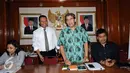 Komisioner KPU, Hadar Nafis Gumay (ketiga kiri) berdiri usai terpilih sebagai Plt Ketua KPU Pusat di Jakarta, Selasa (12/7). Hadar akan memimpin KPU hingga terpilihnya Ketua yang baru. (Liputan6.com/Helmi Fithriansyah)