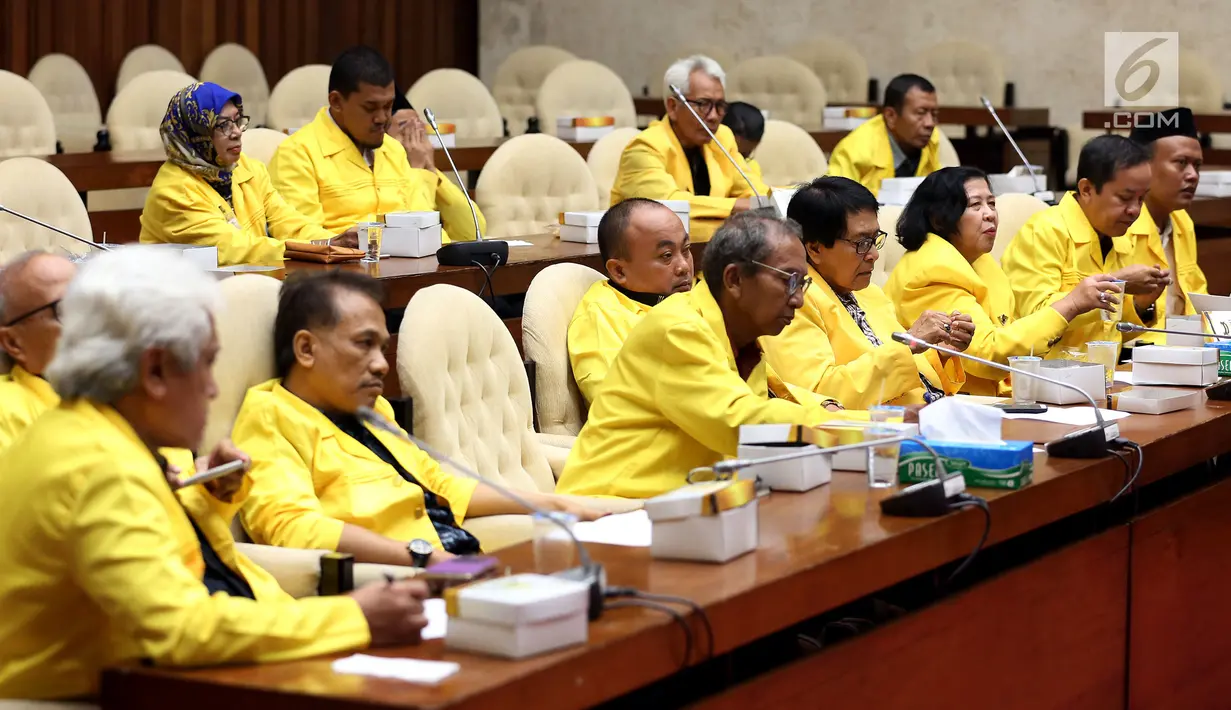 Sejumlah alumni dan mahasiswa UI menemui Pansus Angket di Gedung DPR RI, Kompleks Parlemen, Senayan, Jakarta, Senin (10/7). Mereka menyampaikan beberapa poin pernyataan sikap terkait dukungan ke Pansus Angket KPK. (Liputan6.com/Johan Tallo)