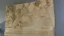 Tampak sebuah artefak yang rusak tersimpan di dalam museum kota kuno Palmyra,Homs Governorate, Suriah (27/3). Banyak artefak rusak setelah perebutan kembali kota tersebut dari kelompok ISIS oleh pasukan Presiden Suriah Bashar al-Assad. (REUTERS / SANA)