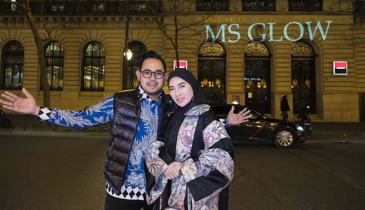 Bahkan saat berangkat ke Paris untuk hadiri Fashion Show, pasangan yang dijuluki Crazy Rich Malang ini tampil serasi dengan outfit bermotif mirip batik. (Liputan6.com/IG/@juragan_99)