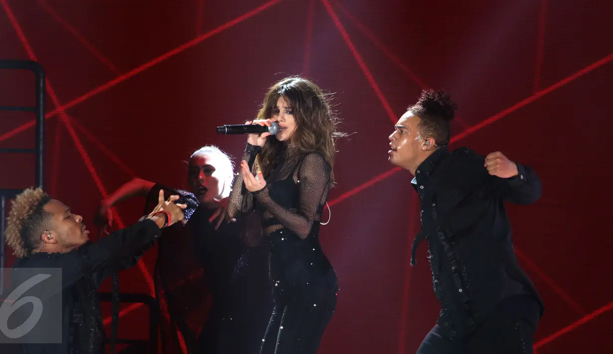 Penampilan aktraktif Selena Gomez di hadapan ribuan Selenator dalam konser Revival Tour di Indonesia Convention Exhibition (ICE) BSD City, Tangerang, Sabtu (23/7). Selena melantukan 18 lagu dalam 90 menit durasi konser. (Liputan6.com/Herman Zakharia)