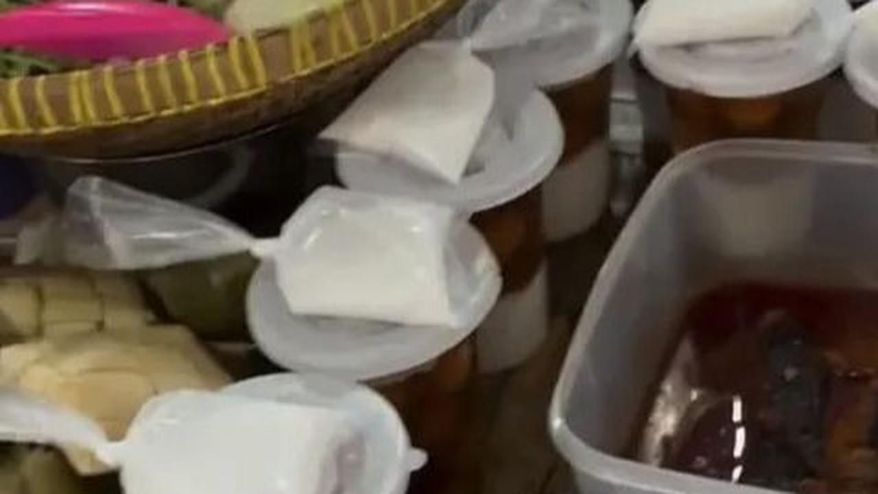 Warungnya bukan hanya tentang makanan yang lezat; mereka menyajikan menu sarapan mulai jam 3 pagi dan baru menawarkan menu makanan berat setelah pukul 10 pagi.