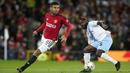 Pemain Manchester United, Casemiro (kiri) menggiring bola melewati pemain Crystal Palace, Jeffrey Schlupp pada laga putaran ketiga Carabao Cup 2023/2024 di Old Trafford, Manchester, Inggris, Rabu (27/09/2023). Casemiro juga sukses membuat assist untuk gol Anthony Martial pada babak kedua. (AP Photo/Dave Thompson)