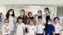 Rafathar yang masih diantar Nagita Slavina saat sekolah. Ternyata bukan hanya ia, teman-teman lainnya juga punya pengalaman yang sama (Foto: Instagram/@chevirgo)