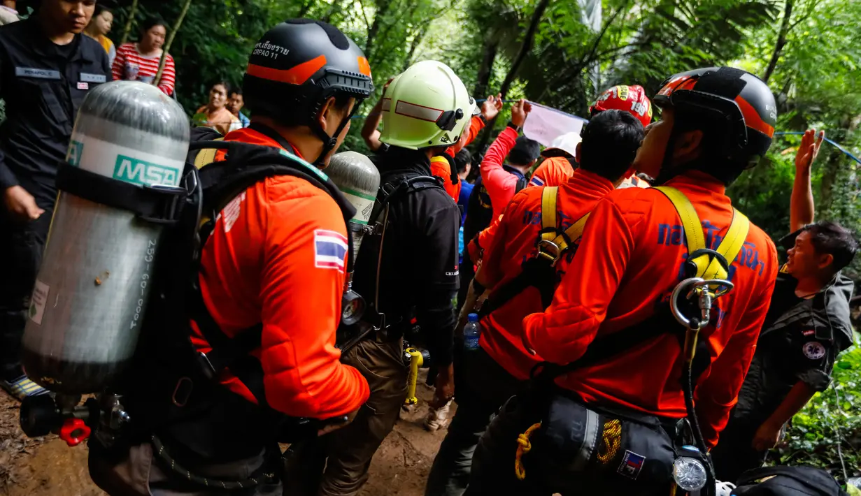 Tim penyalamat menyusuri hutan mencari tim sepak bola remaja yang hilang di provinsi Chiang Rai, Thailand (26/6). 12 anggota sebuah klub sepak bola remaja tersesat di gua di wilayah utara Thailand. (AFP/Thai News Pix/Krit Phromsakla Na Sakolnakorn)