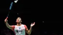Tunggal putra Indonesia, Jonatan Christie melakukan servis ke arah lawannya tunggal putra Denmark, Anders Antonsen pada babak perempat final Jepang Terbuka 2019 di Tokyo, Jumat (26/7/2019). Jonatan Christie lolos ke semifinal setelah menang dua gim langsung 21-12, 21-14. (TOSHIFUMI KITAMURA/AFP)