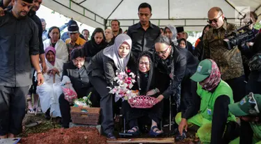 Rachmawati Soekarnoputri menaburkan bunga saat pemakaman sang suami Benny Soemarno  di TPU Karet Bivak, Jakarta, Senin (2/4). Benny Soemarno meninggal pada usia 68 tahun. (Liputan6.com/Faizal Fanani)