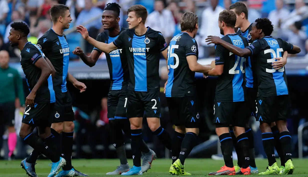Para pemain Club Brugge merayakan gol Emmanuel Dennis ke gawang Real Madrid pada laga Liga Champions di Stadion Santiago Bernabeu, Madrid, Spanyol, Selasa (1/10/2019). Pertandingan berakhir 2-2. (AP Photo/Manu Fernandez)