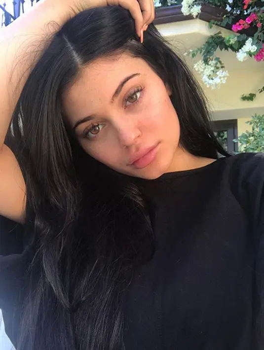 Seperti dalam foto ini, Kylie yang tampil tanpa mengenakan makeup pun memakai kaus hitam yang sepertinya ukurannya pun lebih besar dari tubuhnya. Wajah Kylie tampak lemas seperti ibu hamil pada umumnya. (Instagram/Kyliejenner)