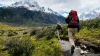 Ilustrasi hiking, gunung (Photo by Toomas Tartes on Unsplash)