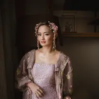 Didiet Maulana menghadirkan sebuah taman bunga pada gaun pengantin Joanna Alexandra (@joannalexandra)