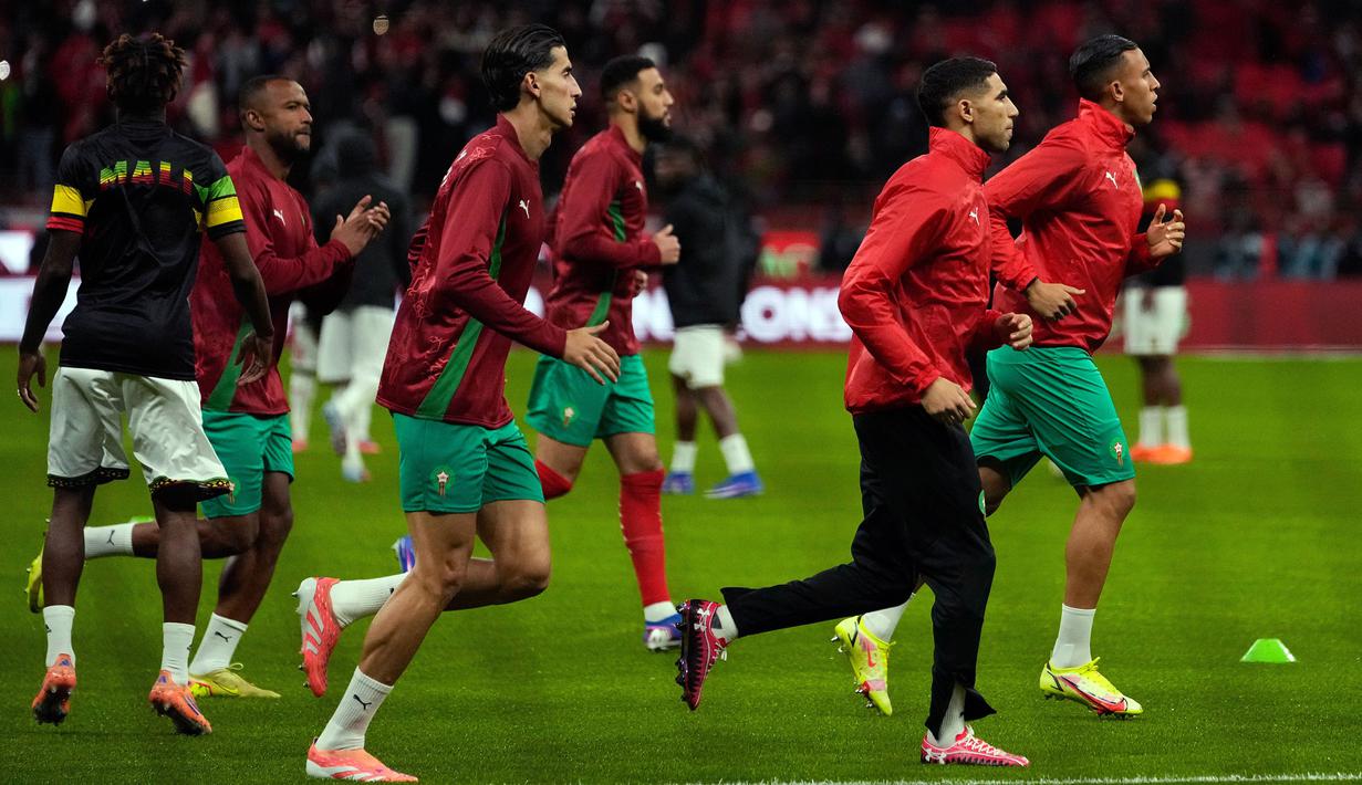 Seperti diketahui, Mbappe dan Hakimi pernah satu tim ketika di Paris Saint-Germain selama tiga musim, yaitu 2021/2022 hingga 2023/2024. Mereka juga telah memenangkan berbagai gelar bersama Les Parisiens sebelum Mbappe pindah ke Real Madrid. (AP Photo/Mosa'ab Elshamy)