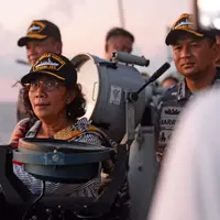 Menteri Kelautan dan Perikanan Susi Pudjiastuti turun langsung ke laut dalam operasi pemberantasan illegal fishing di Laut Natuna Utara. Dok KKP