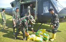 TNI Salurkan Bantuan Pangan via Helikopter di Tapteng, Pastikan Kebutuhan Warga Terpenuhi