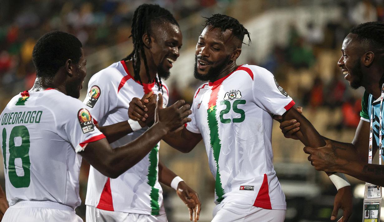 Benar saja, mereka harus tertinggal dua angka di babak pertama. Gol pembuka Burkina Faso diciptakan dari Steeve Yago yang sukses mengkonversi umpan silang Issa Kabore pada menit ke-24. Sedangkan gol kedua, terjadi usai Andre Onana melakukan gol bunuh diri pada menit ke-43. (AFP/Kenzo Tribouillard)