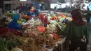 Pengunjung berbelanja di salah satu lapak pedagang Pasar Minggu, Jakarta, Kamis (2/7/2020). Pemprov DKI memutuskan untuk mengembalikan operasional seluruh pasar seperti sedia kala dengan memperpanjang jam buka pasar serta menghapus sistem operasional ganjil genap. (Liputan6.com/Immanuel Antonius)