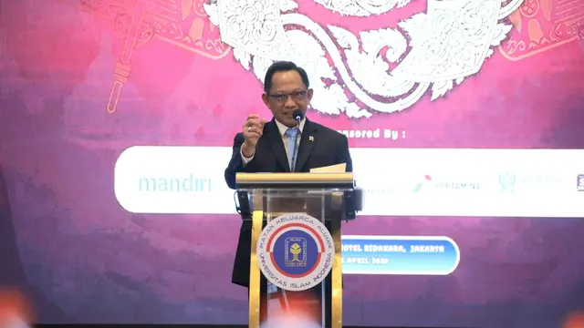 Menteri Dalam Negeri (Mendagri) Muhammad Tito Karnavian saat menghadiri acara Pelantikan Pengurus dan Halalbihalal Ikatan Keluarga Alumni (IKA) Universitas Islam Indonesia (UII) 2025 Dewan Pimpinan Pusat (DPP) IKA UII, di Hotel Bidakara, Jakarta, Jumat (2