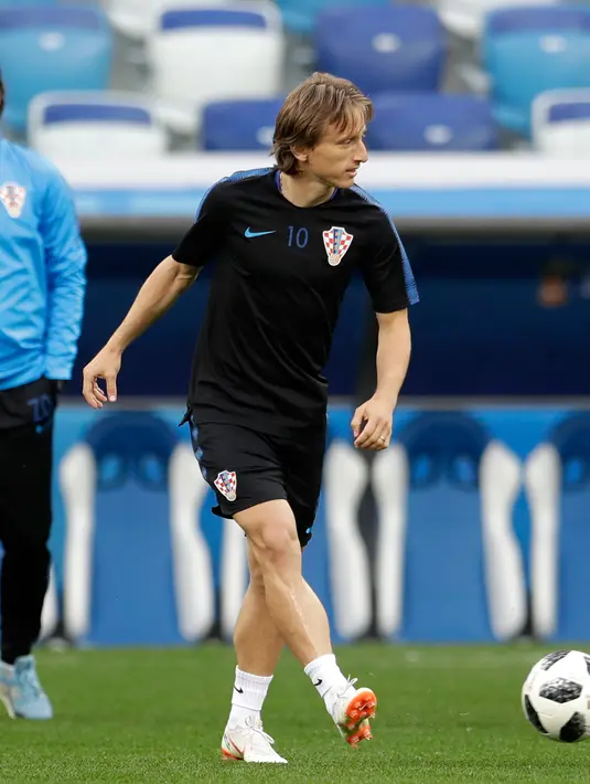 Gelandang Kroasia, Luca Modric mengontrol bola saat mengikuti latihan jelang  melawan Argentina pada lanjutan grup D Piala Dunia 2018 di stadion Nizhny Novgorod di Nizhny Novgorod, Rusia, (20/6). (AP Photo / Petr David Josek)