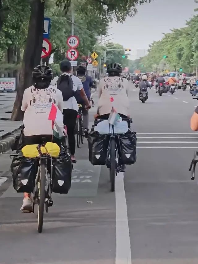 Sepasang suami istri yang ke Mekkah pakai sepeda