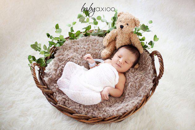 Kali ini Baby Abimanyu aku berpose sendirian. Yup, bayi tampan ini tampak bergaya di hadapan kamera dengan sebuah boneka Teddy Bear yang ukurannya hampir sama seperti tubuhnya. Lucu!/Copyright instagram.com/vickyshu/abimanyu_manggala