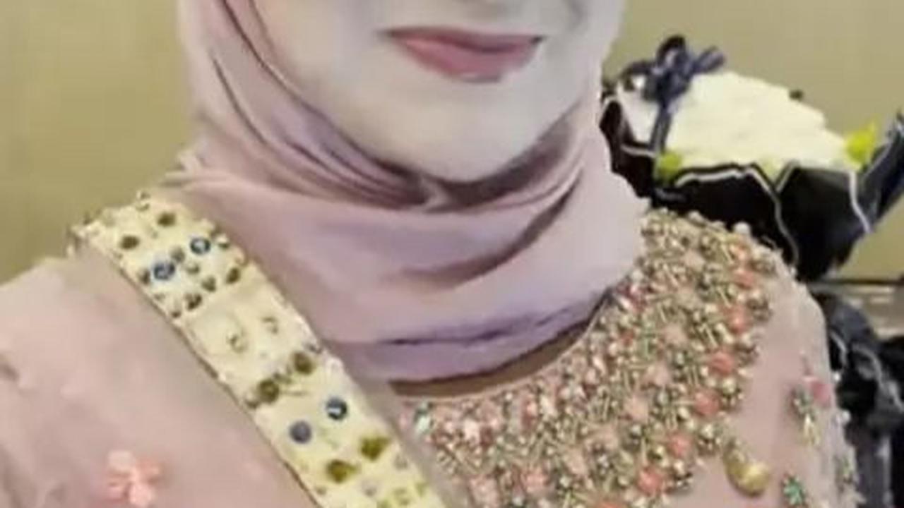 Irish Bella membagikan beberapa potret dari penampilannya dalam acara ulang tahun Sony Septian di akun Instagramnya.