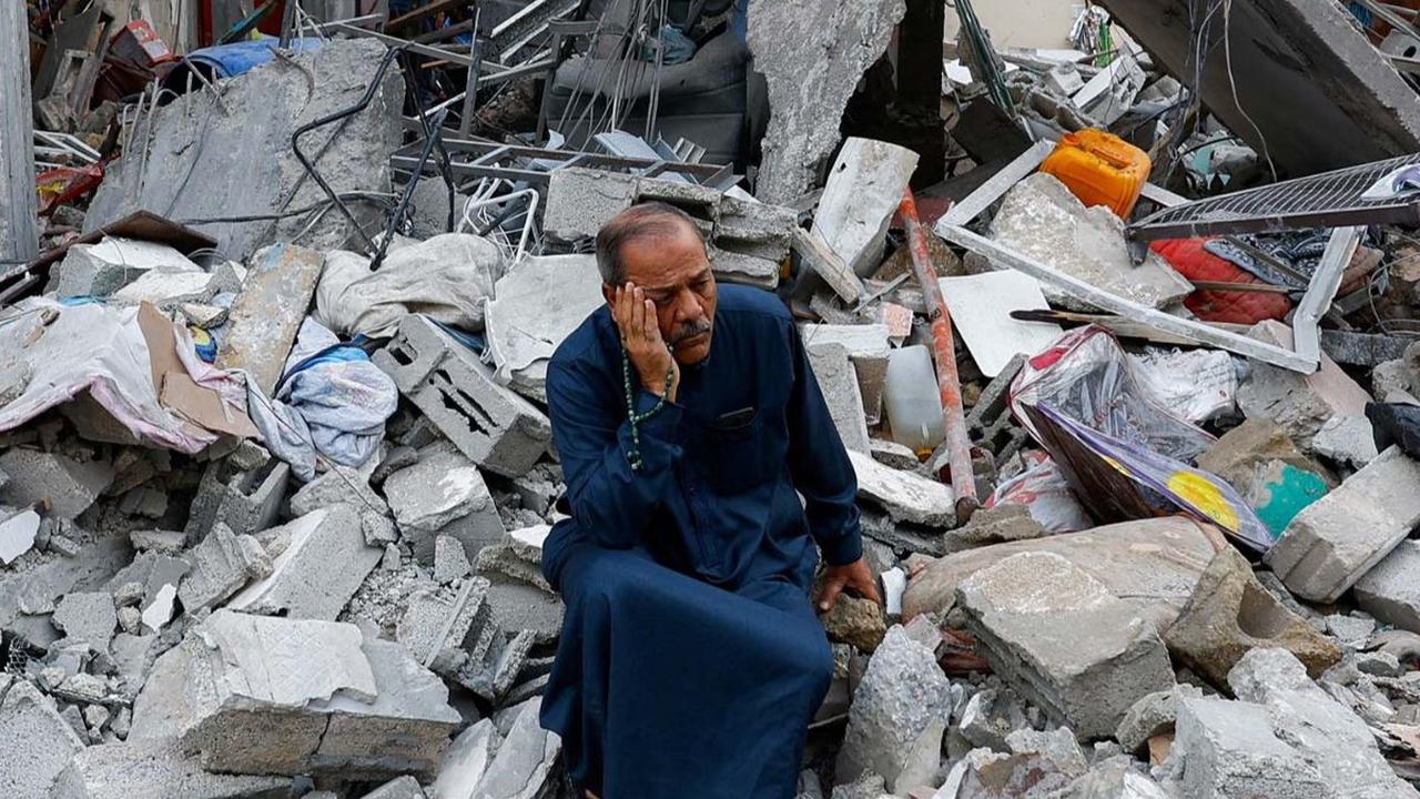 Seorang pria duduk di atas puing-puing bangunan rumahnya yang runtuh akibat gempuran Israel di Rafah, Jalur Gaza, Palestina, pada Senin (9/10/2023).&nbsp;Gempuran Israel untuk membalas serangan Hamas menyisakan duka mendalam bagi warga Jalur Gaza.
