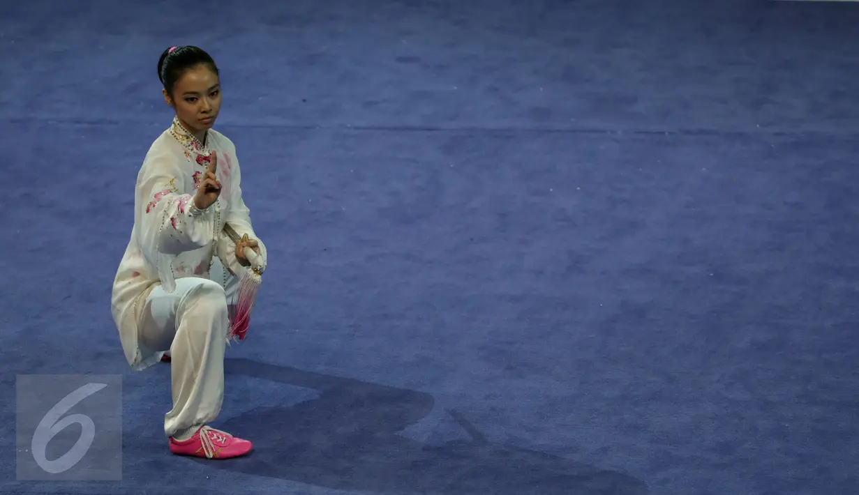 Atlet wushu Indonesia, Lindswell Kwok saat tampil di nomor pedang Taiji Jian SEA Games 2015 di SingaporeExpo, Singapura, Senin (8/6/2015). Lindswell Kwok berhasil meraih medali emas setelah mengumpulkan 9.73 poin. (Liputan6.com/Helmi Fithriansyah)