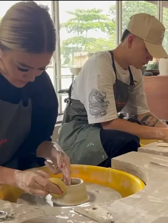 Menariknya, penyanyi Internasional ini tak hentinya mendapat pujian dari netizen. Aktivitas Agnez Mo saat membuat tembikar ini disebut netizen tetap cantik. Mengingat, membuat kerajinan dari tanah liat dituntut untuk belepotan lumpur. (Liputan6.com/IG/agnezmo)