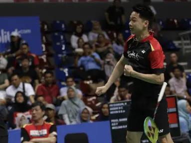 Raket pebulutangkis PB Djarum, Kevin Sanjaya, terlepas saat melakukan smash melawan wakil PBAD di Britama Arena, Jakarta, Rabu (19/12). Kevin Sanjaya/ Akbar Bintang menang 21-9 21-17 atas Aji Firmansyah/Briliant Rachmat. (Bola.com/M Iqbal Ichsan)