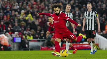 Penyerang Liverpool Mohamed Salah menendang bola dan gagal mengeksekusi penalti saat menjamu Newcastle United pada laga pekan ke-20 Liga Inggris 2023/2024 di Anfield, Selasa (2/1/2024) dini hari WIB. (AP Photo/Jon Super)