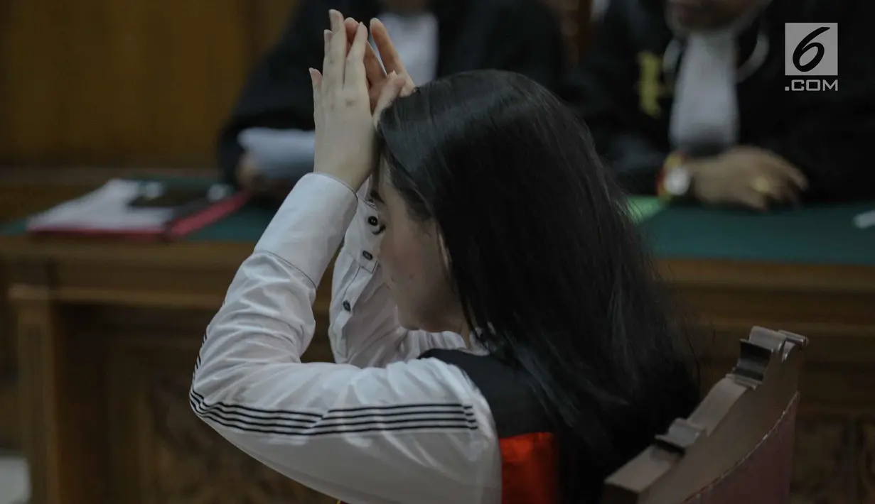 Aktris Jeniffer Dunn saat menjalani sidang perdana penyalahgunaan narkoba di Pengadilan Negeri Jakarta Selatan, Kamis (5/4). Sidang tersebut beragendakan pembacaan dakwaan. (Liputan6.com/Faizal Fanani)
