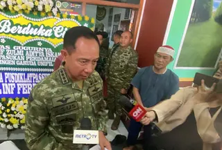 Panglima TNI Agus Subiyanto saat takziah ke rumah duka Kapten Zulmi. (Liputan6.com/ Didik Ripaldi)