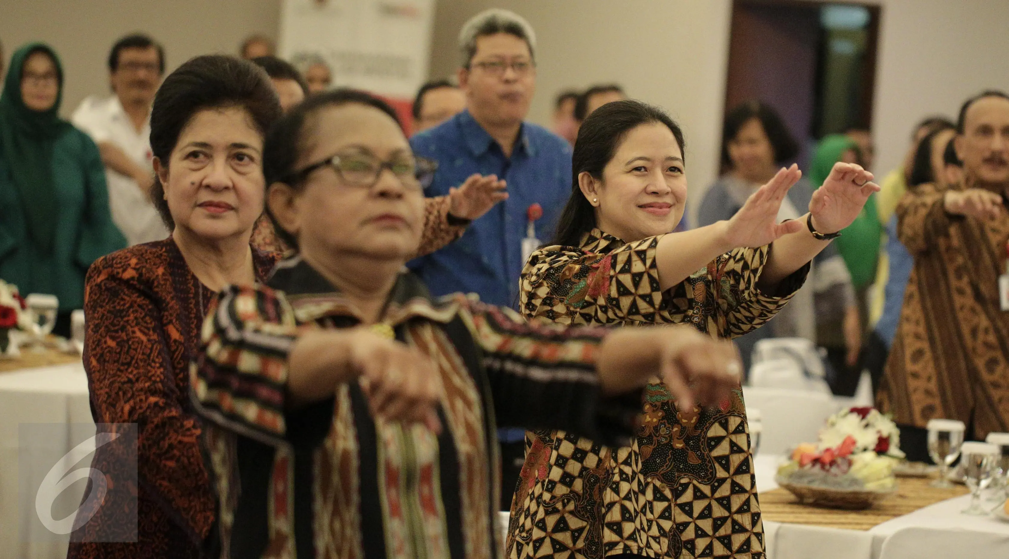 Menko PMK Puan Maharani bersama Menteri Kesehatan Nila F Mooelek melakukan senam peregangan otot sebelum membuka rangkaian acara Gerakan Masyarakat Hidup Sehat (Germas) di Kantor Kemenko PMK, Jakarta, Rabu (22/2). (Liputan6.com/Faizal Fanani)