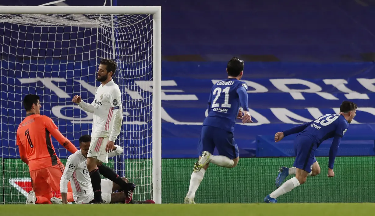 Gelandang Chelsea, Mason Mount (kanan) melakukan selebrasi usai mencetak gol kedua timnya ke gawang Real Madrid dalam laga leg kedua semifinal Liga Champions 2020/2021 di Stamford Bridge, London, Rabu (5/5/2021). Chelsea menang 2-0 atas Real Madrid. (AP/Alastair Grant)