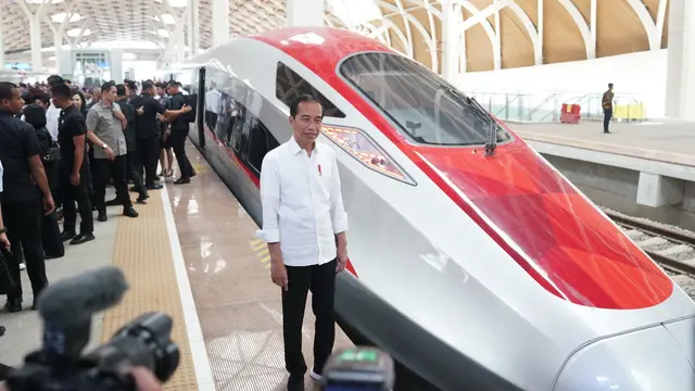 Presiden Joko Widodo mencoba Kereta Api Cepat Jakarta-Bandung (KCJB) pada Rabu (13/9). Uji coba kereta api cepat itu dilakukan dari Jakarta menuju Bandung dan kembali lagi ke Jakarta. Dok KAI