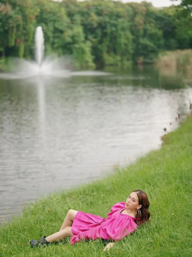7 Gaya Pemotretan Adhisty Zara di Tepi Danau, Tampil Manis Pakai Dress Pink