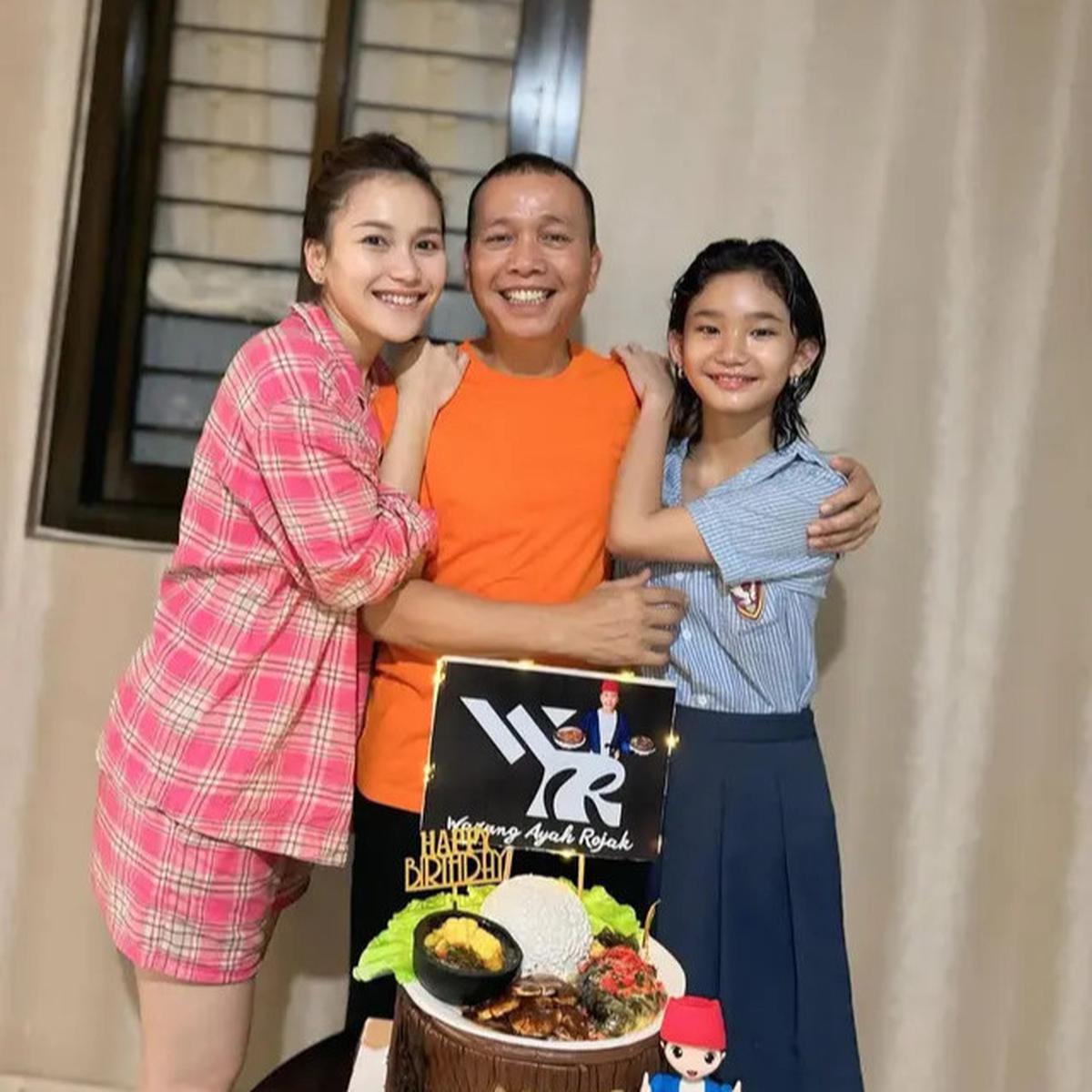 Potret Ayu Ting Ting Rayakan Ultah Ayahnya, Kompak Pakai Outfit Serba Hitam yang Elegan