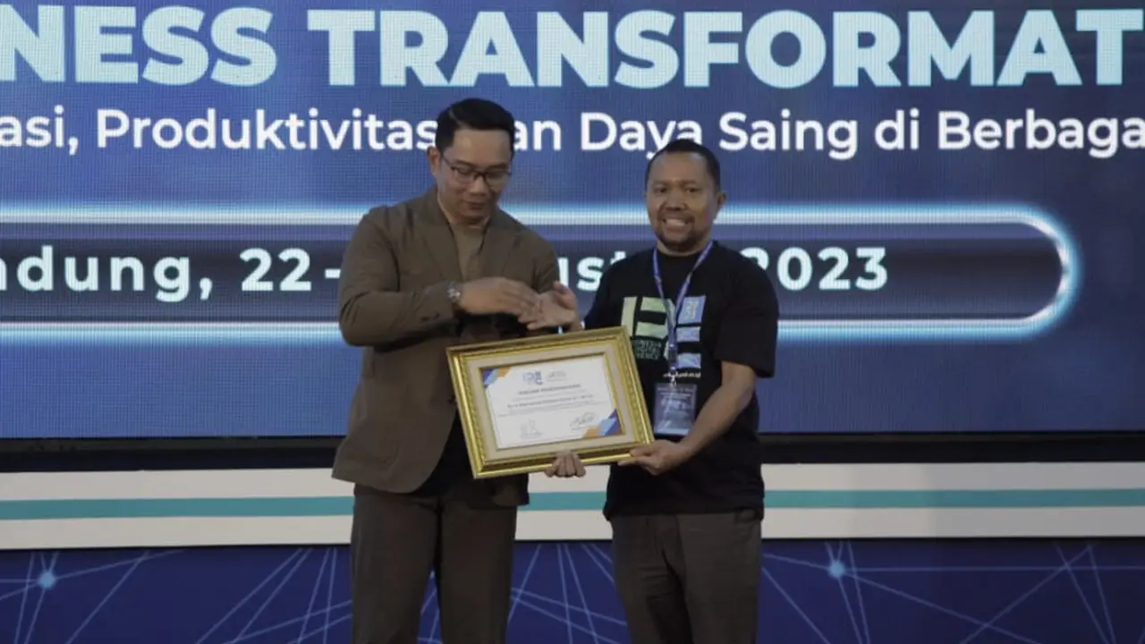 Gubernur Jawa Barat Ridwan Kamil Bersama Ketum AMSI Wenseslaus Manggut