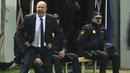 Pelatih Real Madrid, Rafael Benitez memberikan instruksi kepada anak asuhnya  saat melawan Cadiz CF pada Copa del Rey (King's Cup) di Stadion Ramon de Carranza, Cadiz, Kamis (3/12/2015) dini hari WIB. (AFP Photo/Cristina Quicler) 